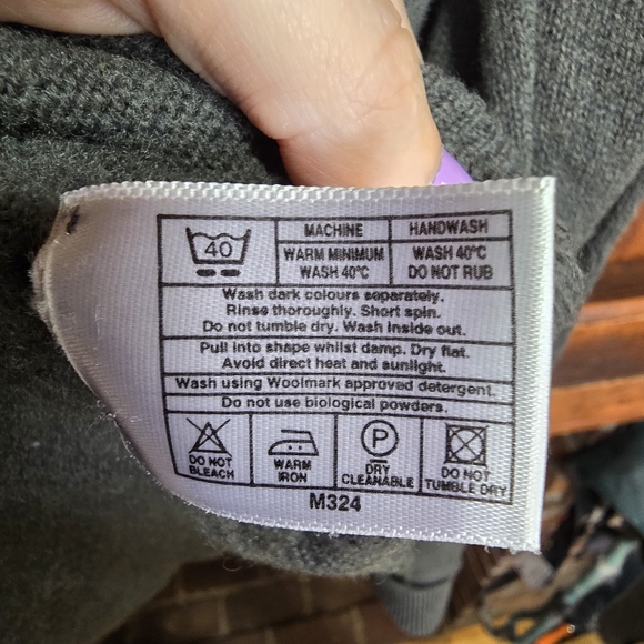 Gleneagles Made in Scotland Green V-Neck Sweater - 100% Lambswool - Medium - Picture 3 of 11